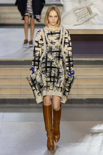 Look 16